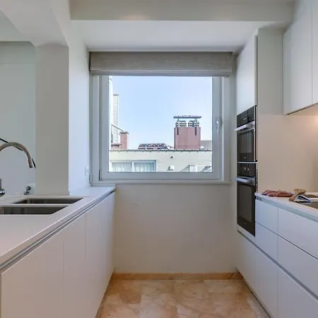 Apartment Bright And Spacious With Stunning Views!