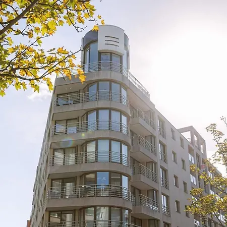 Apartment Bright And Spacious With Stunning Views!